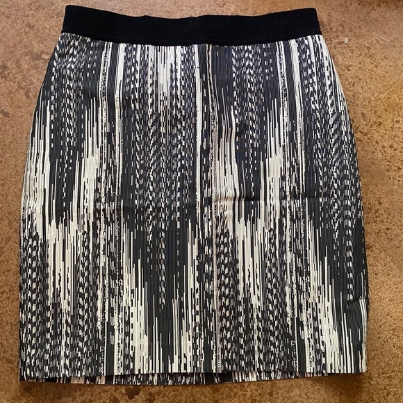 Ann Taylor Dresses & Skirts - ANN Taylor ribbed abstract tapestry lined mini skirt